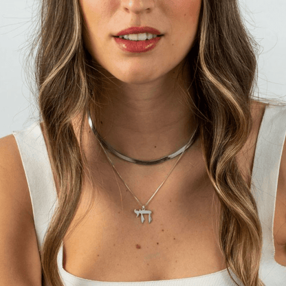 woman wearing a high necklace in sterling silver